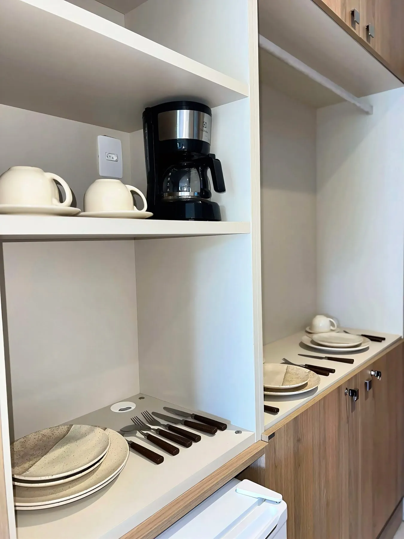 Cozinha equipada, com louça e cafeteira