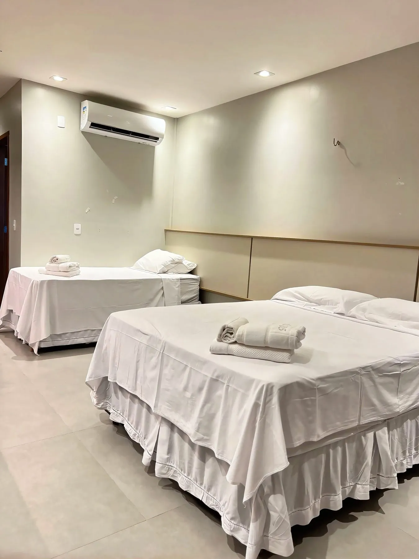 Uma cama de casal e duas de solteiro