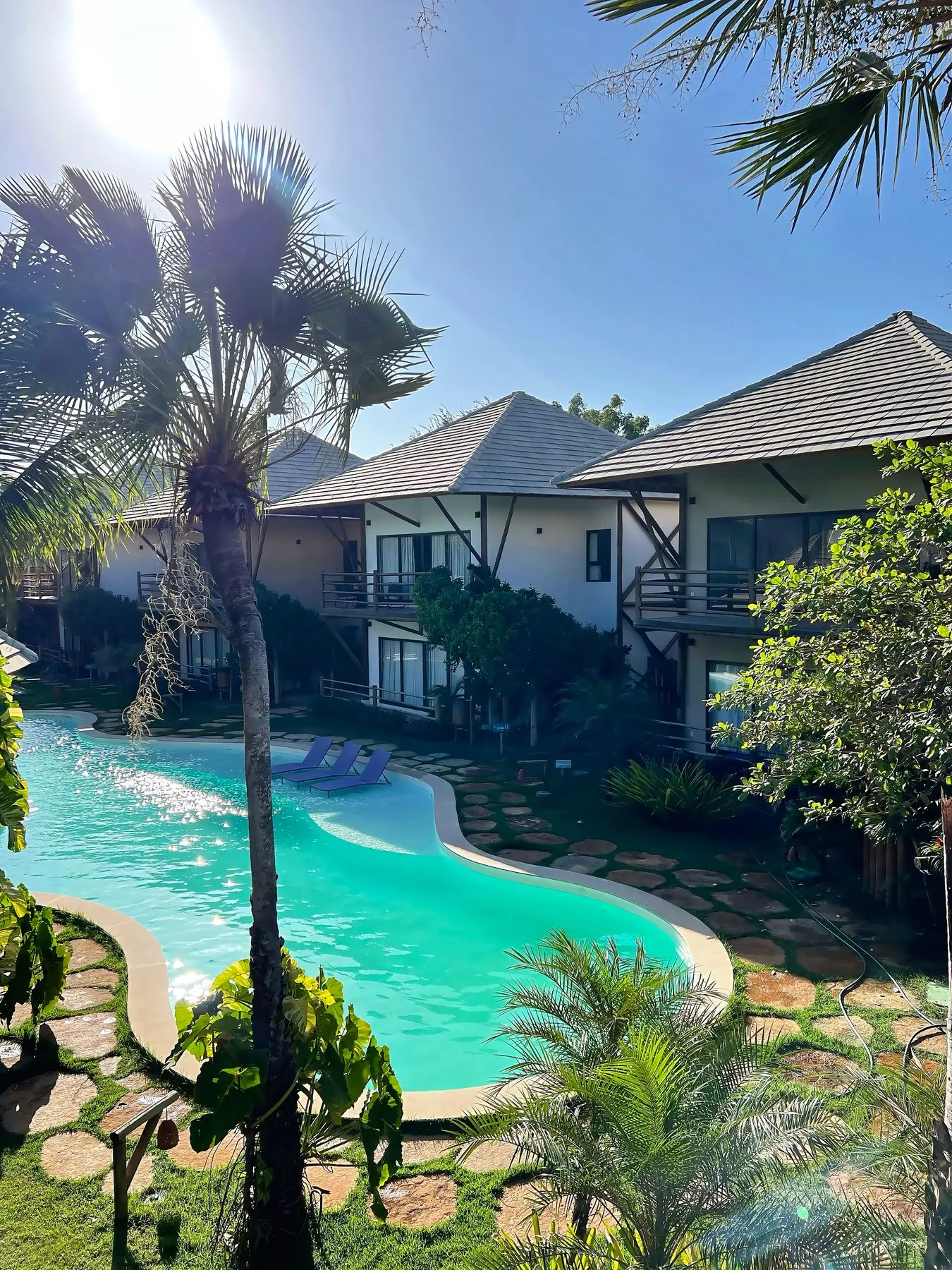 A vista da varanda, sobre a piscina