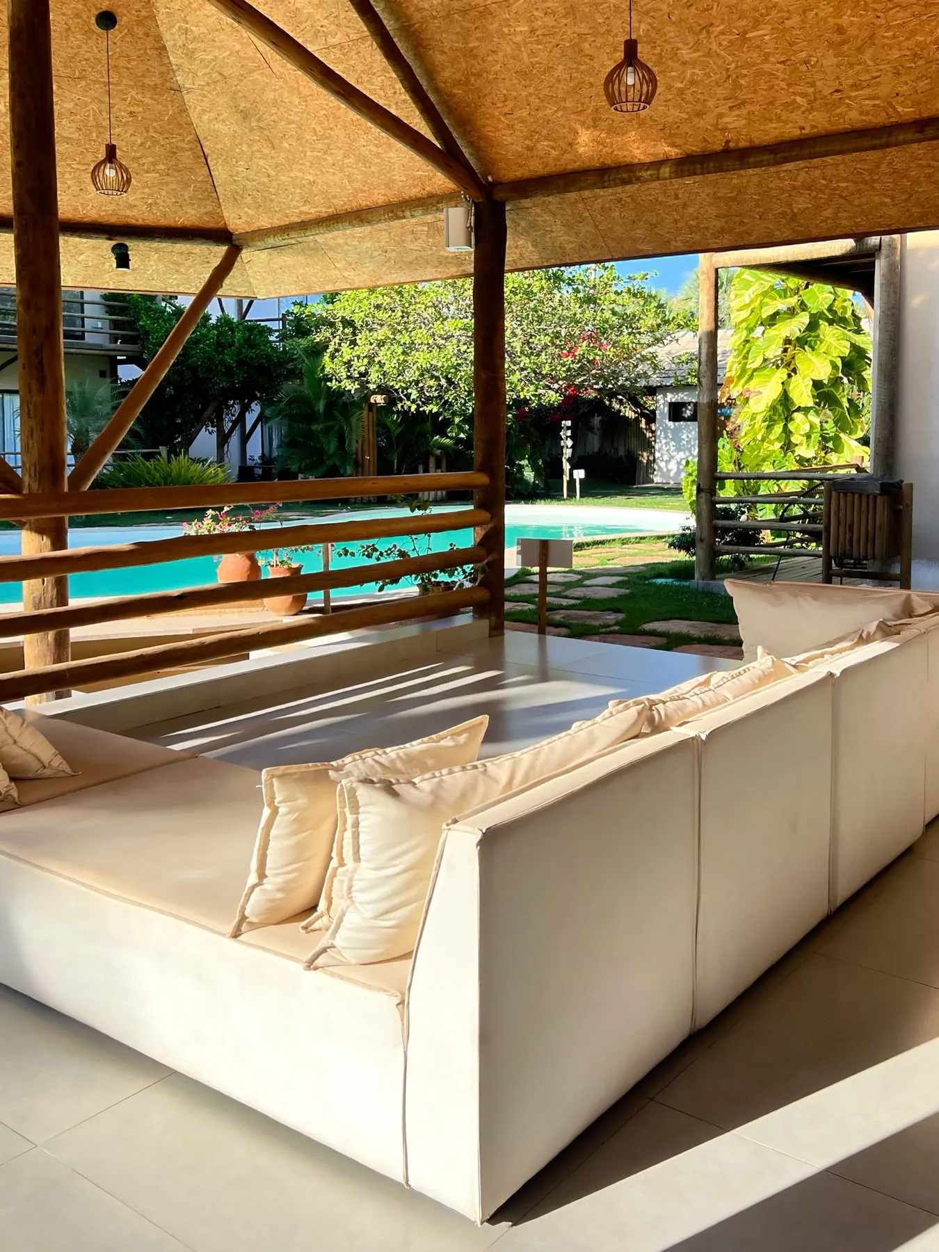 O estar coberto, de frente para a piscina