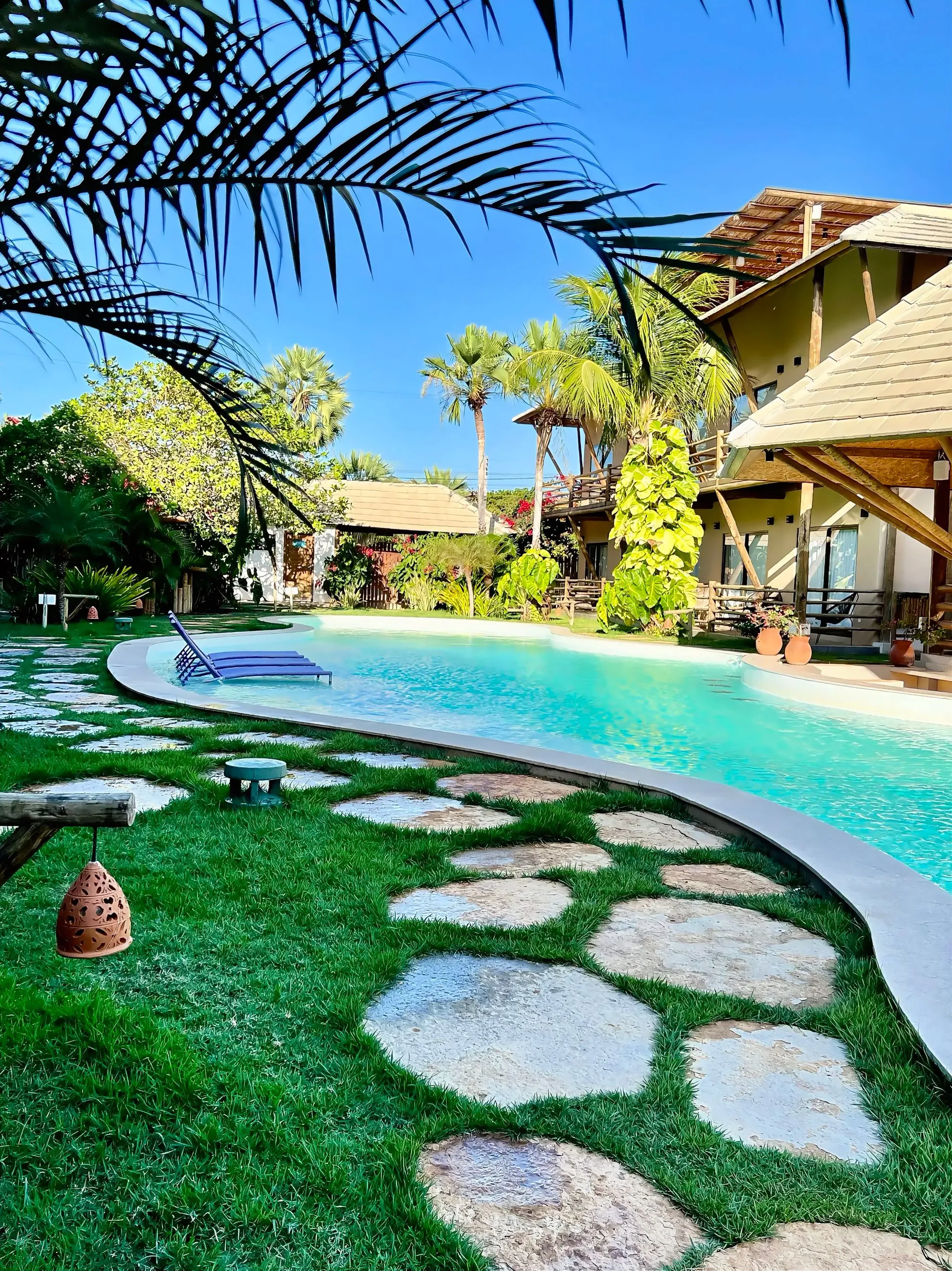 O caminho de pedras até a piscina