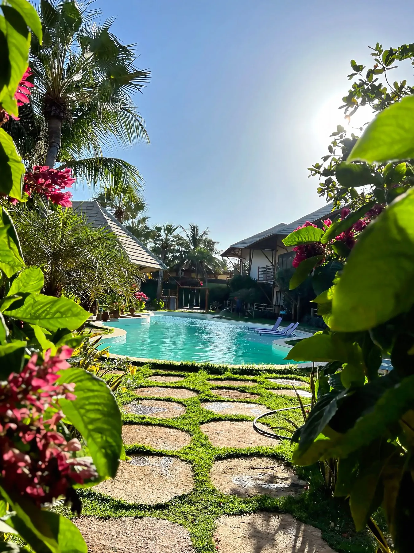 A piscina vista do jardim